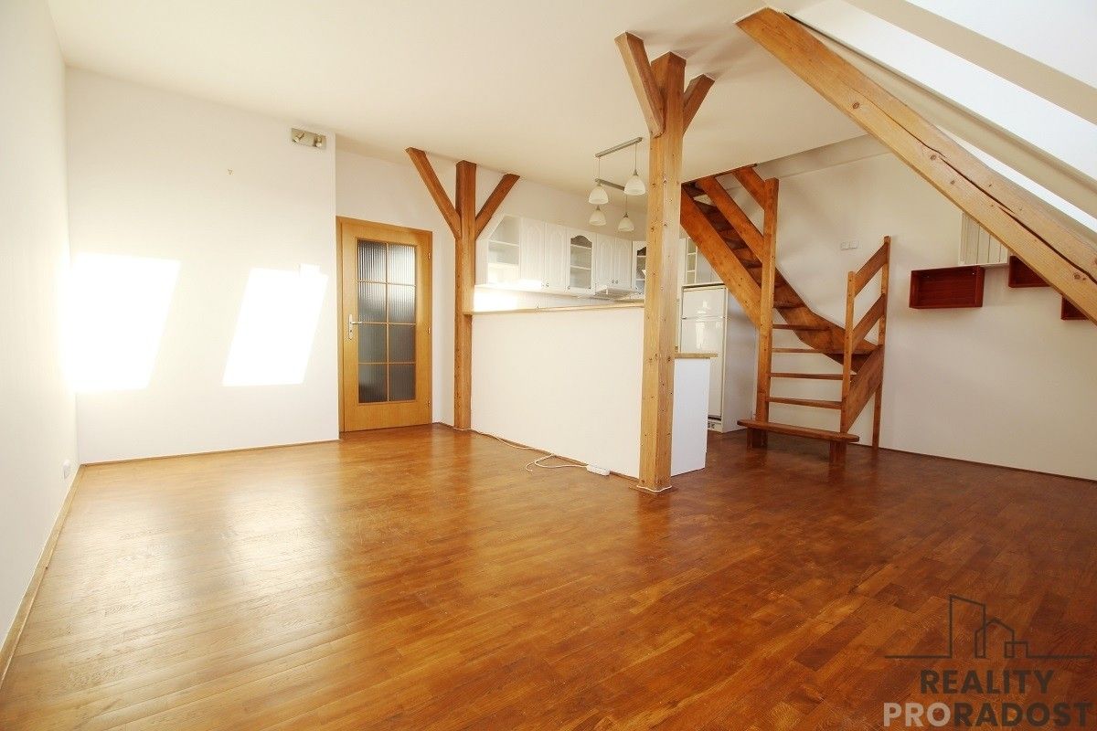 3+kk, 28. pluku, Praha, 75 m²