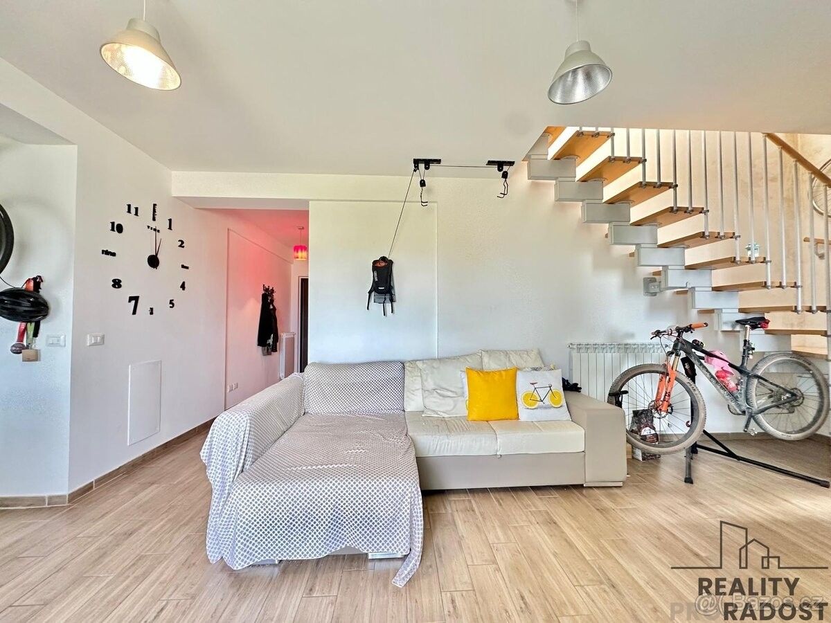 Byty, 987 66, Zahraničí