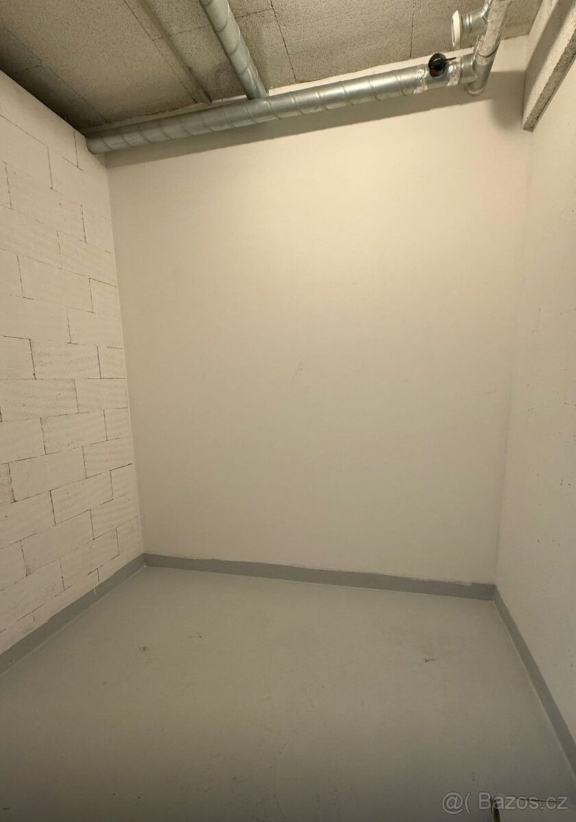 Sklady, Praha, 143 00