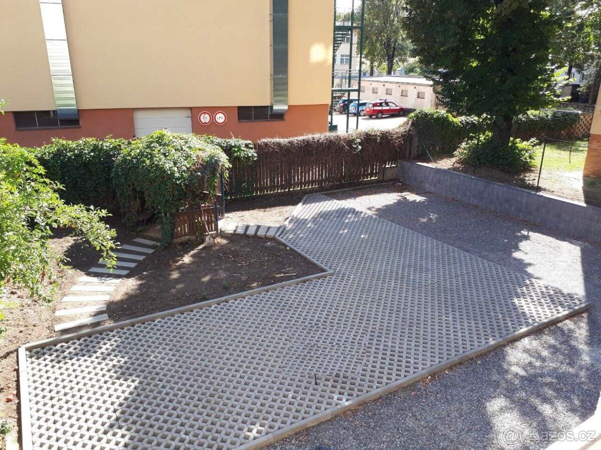 Garáže, Brno, 614 00