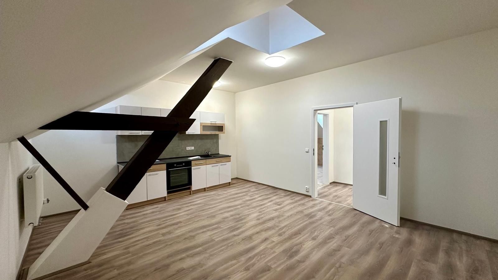 3+kk, náměstí Krále Jiřího z Poděbrad, Cheb, 70 m²