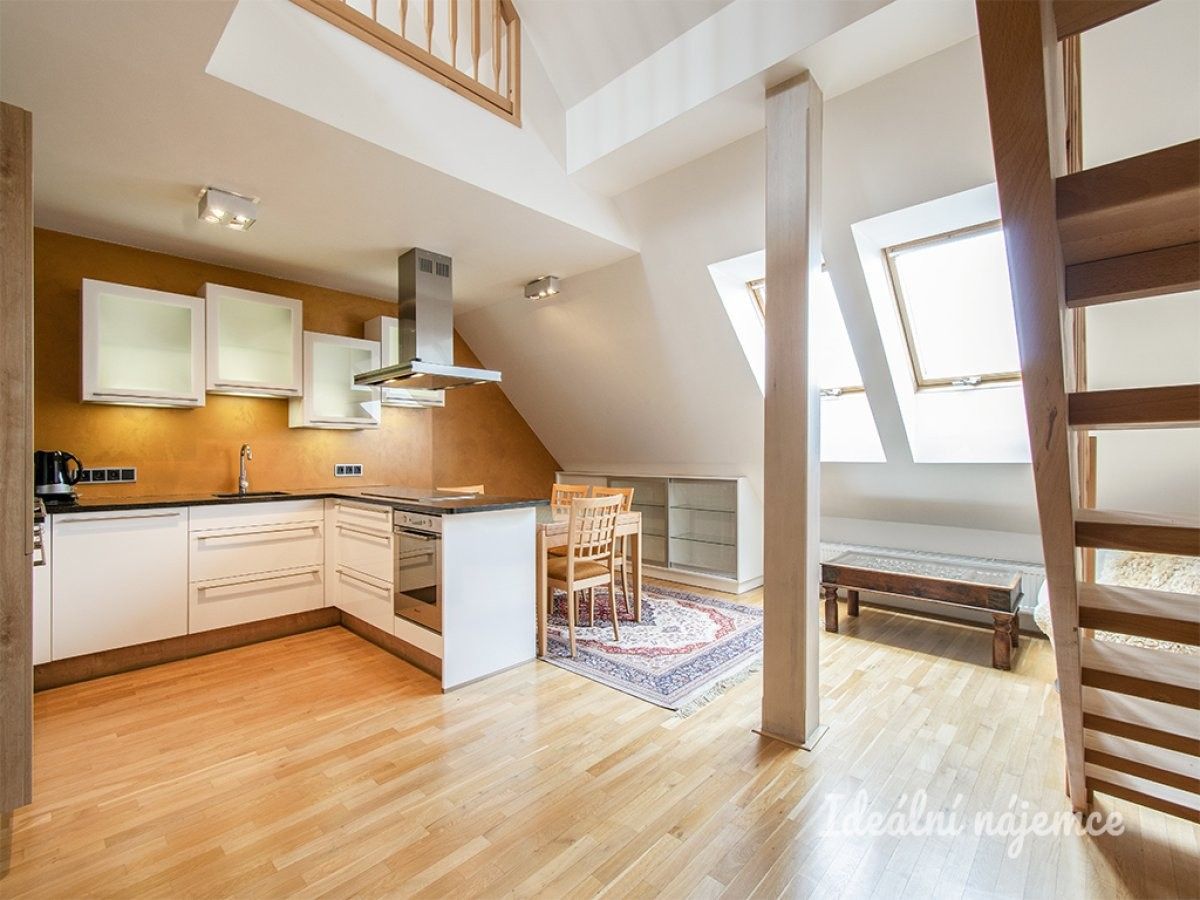 3+kk, Táborská, Praha, 93 m²