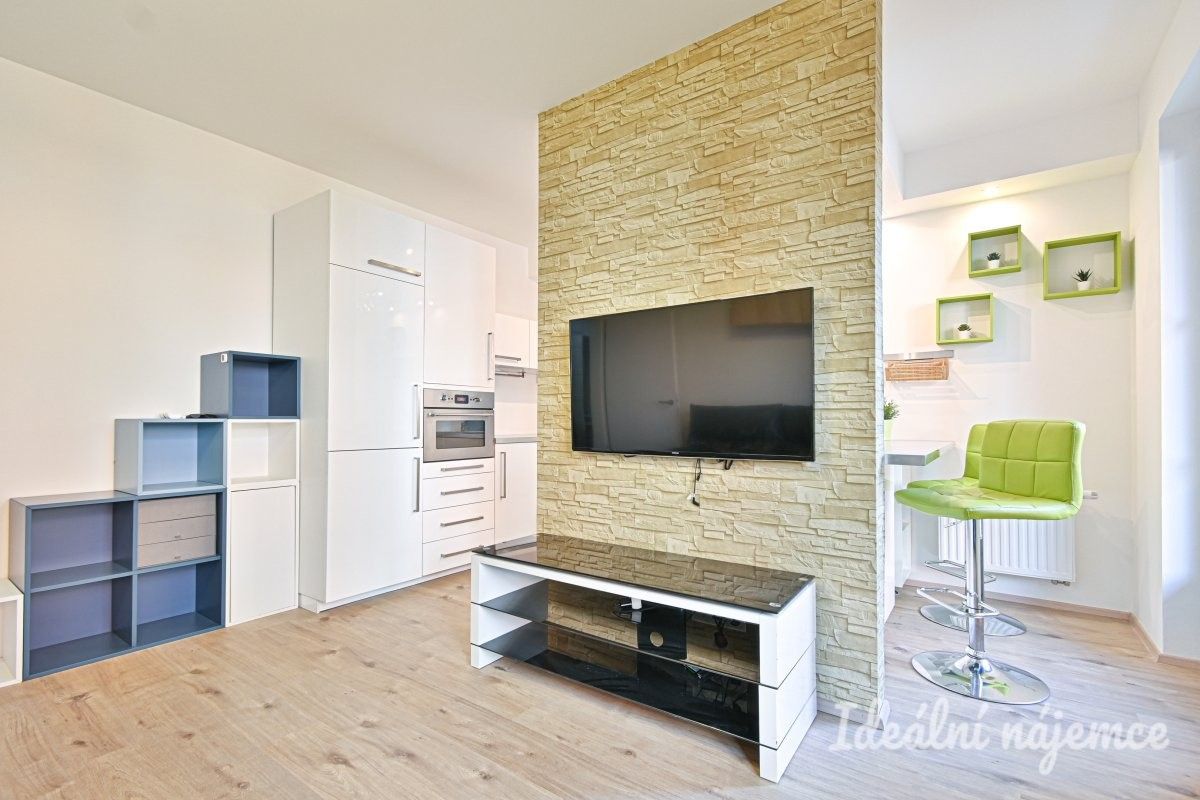 Pronájem byt 2+kk - Mojmírovo náměstí, Brno, 44 m²