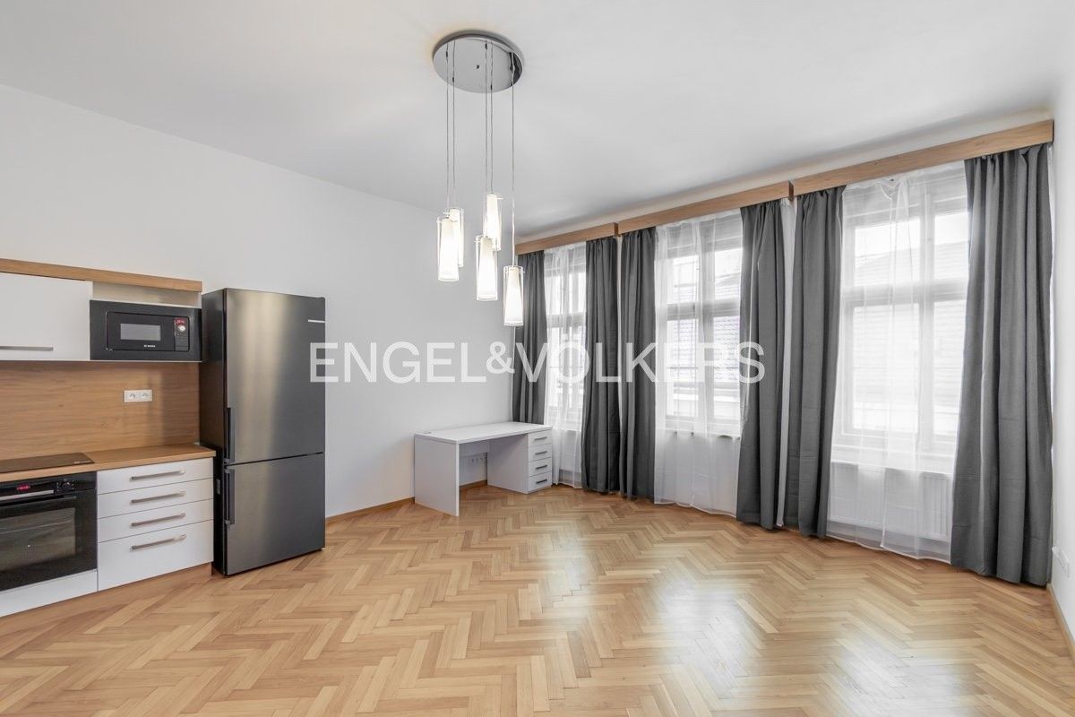 Pronájem byt 2+kk - Růžová, Praha, 63 m²