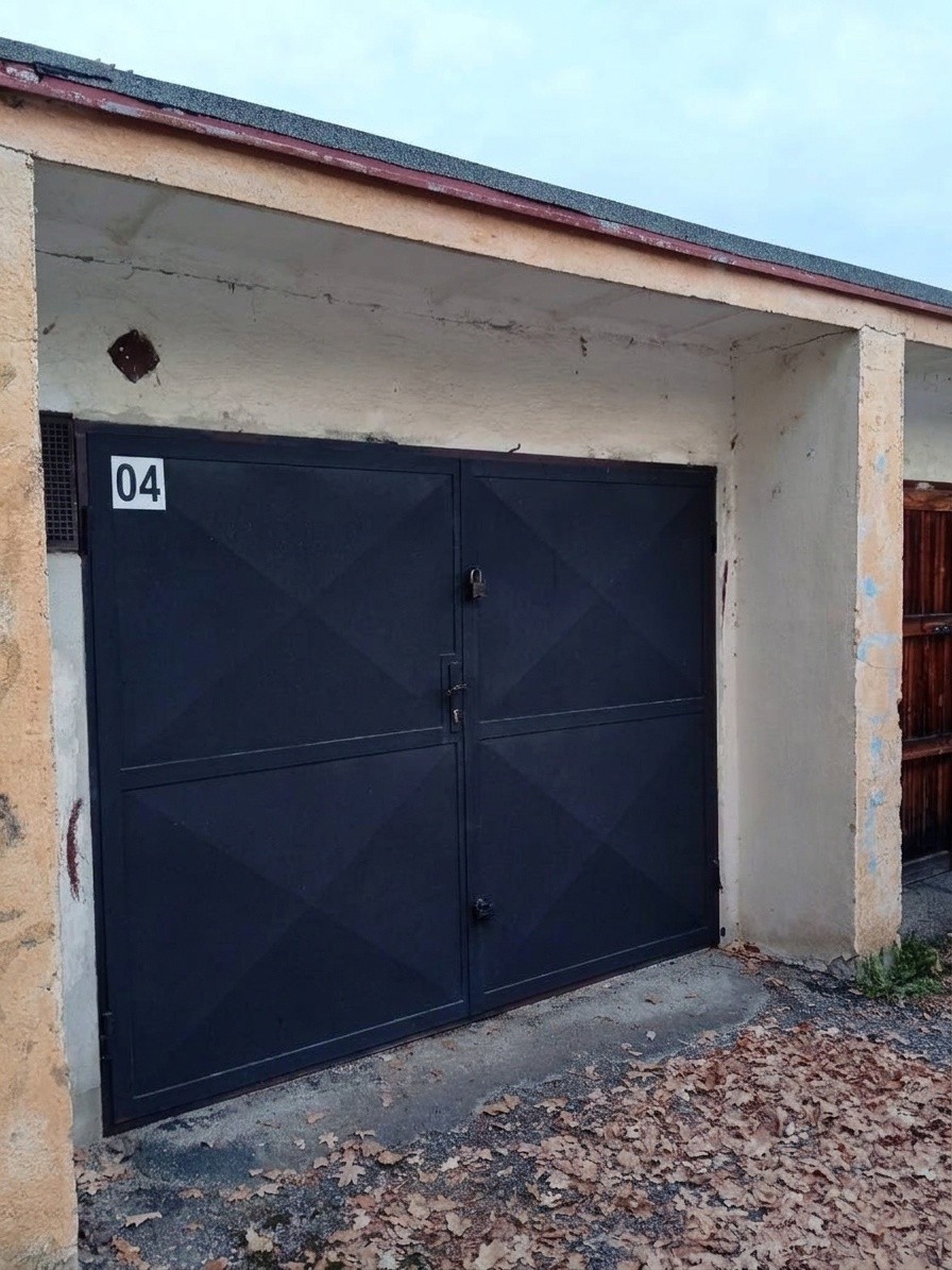 Garáže, Hluboká nad Vltavou, 373 41, 17 m²