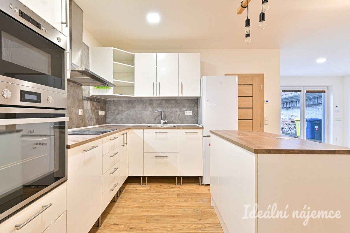 Pronájem byt 3+kk - Hlavní, Vojkovice, 82 m²