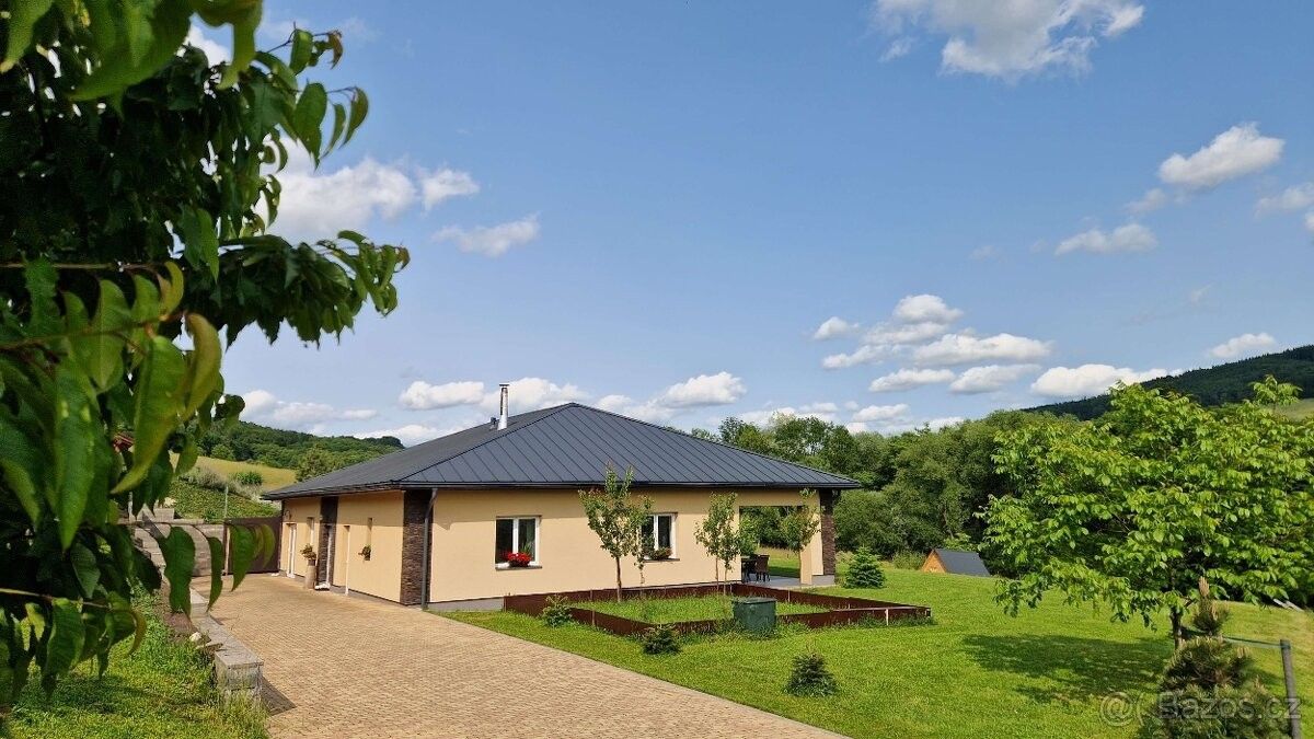 Rodinné domy, Březůvky, 763 45