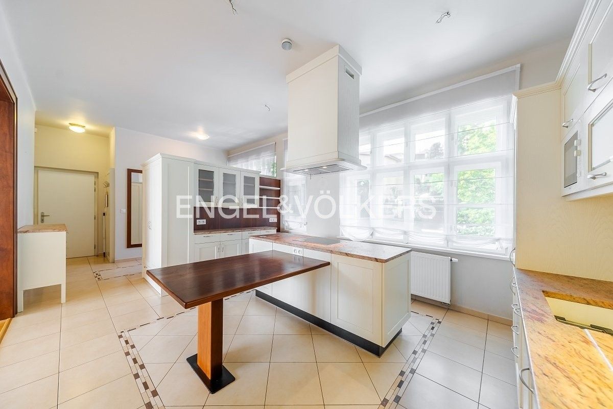 4+kk, Na Hřebenkách, Praha, 145 m²