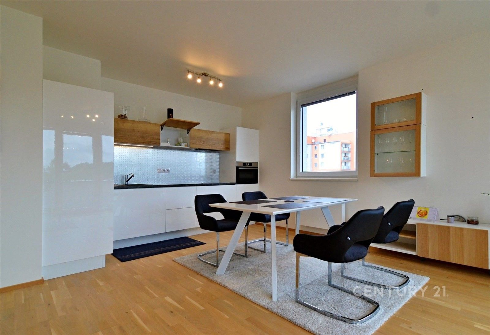 Pronájem byt 2+kk - Vodnická 565, Praha, 69 m²