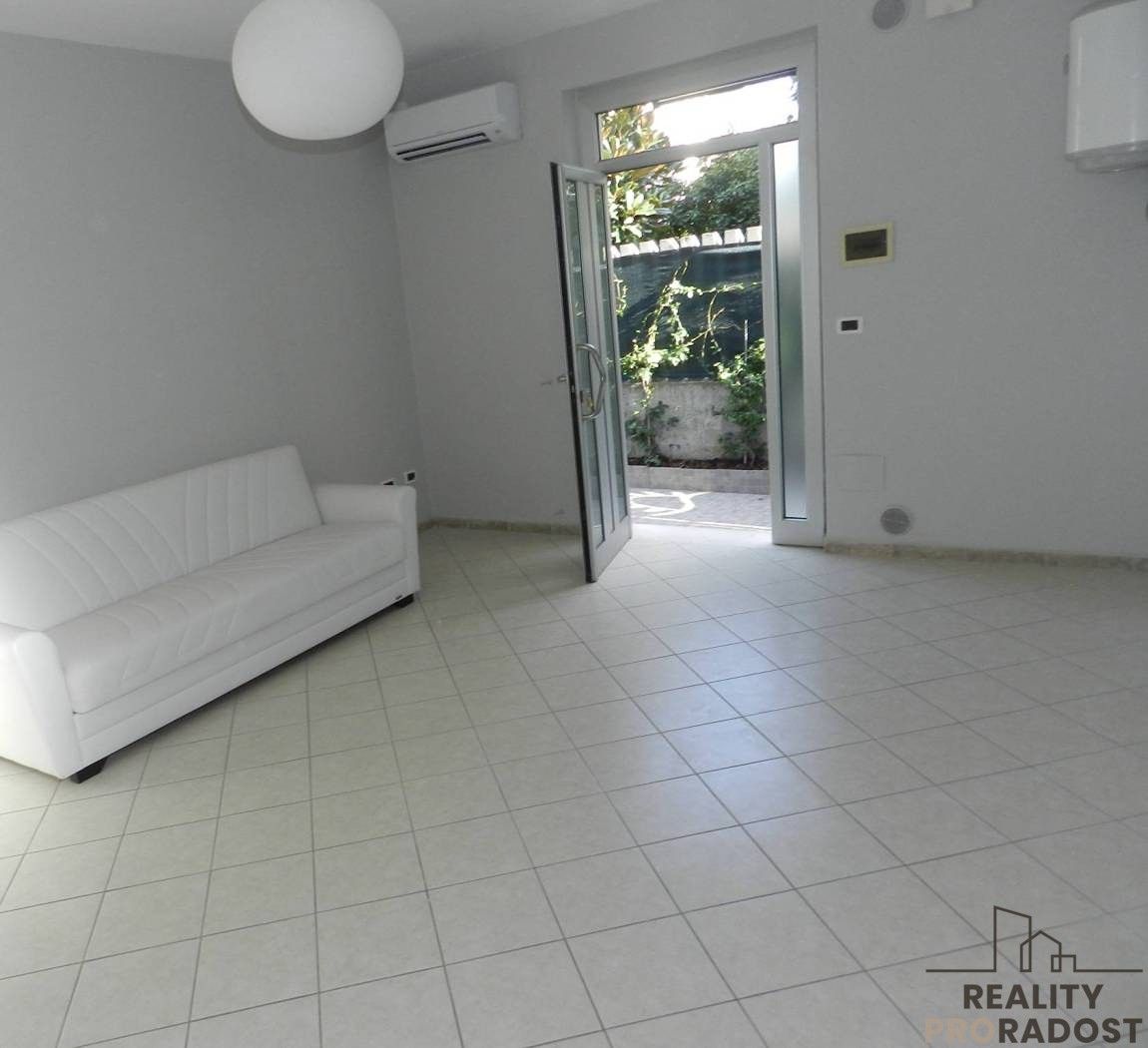 Byty, 987 66, Zahraničí