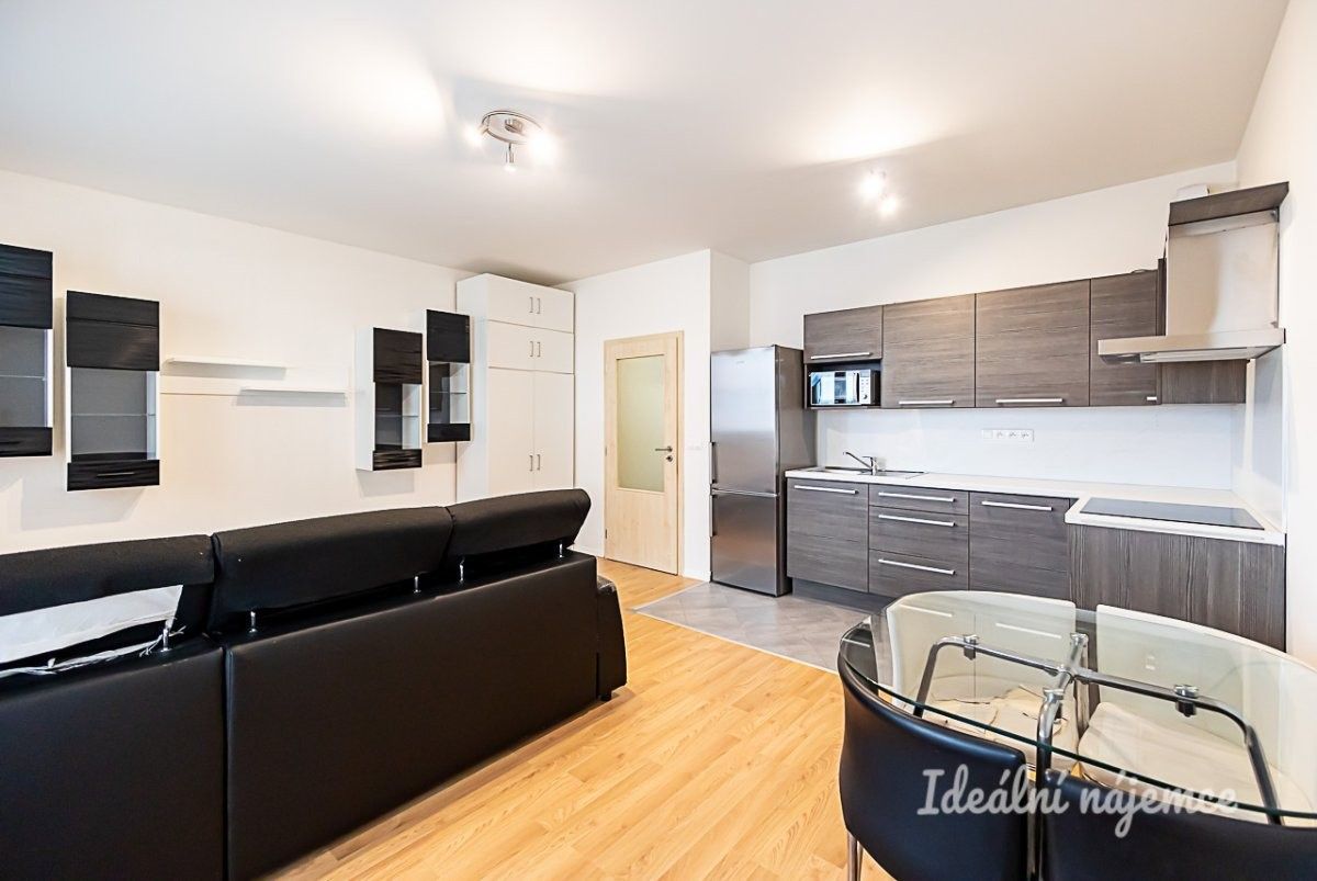 Byt 2+kk · 47 m² · Budovatelská, Praha - 3