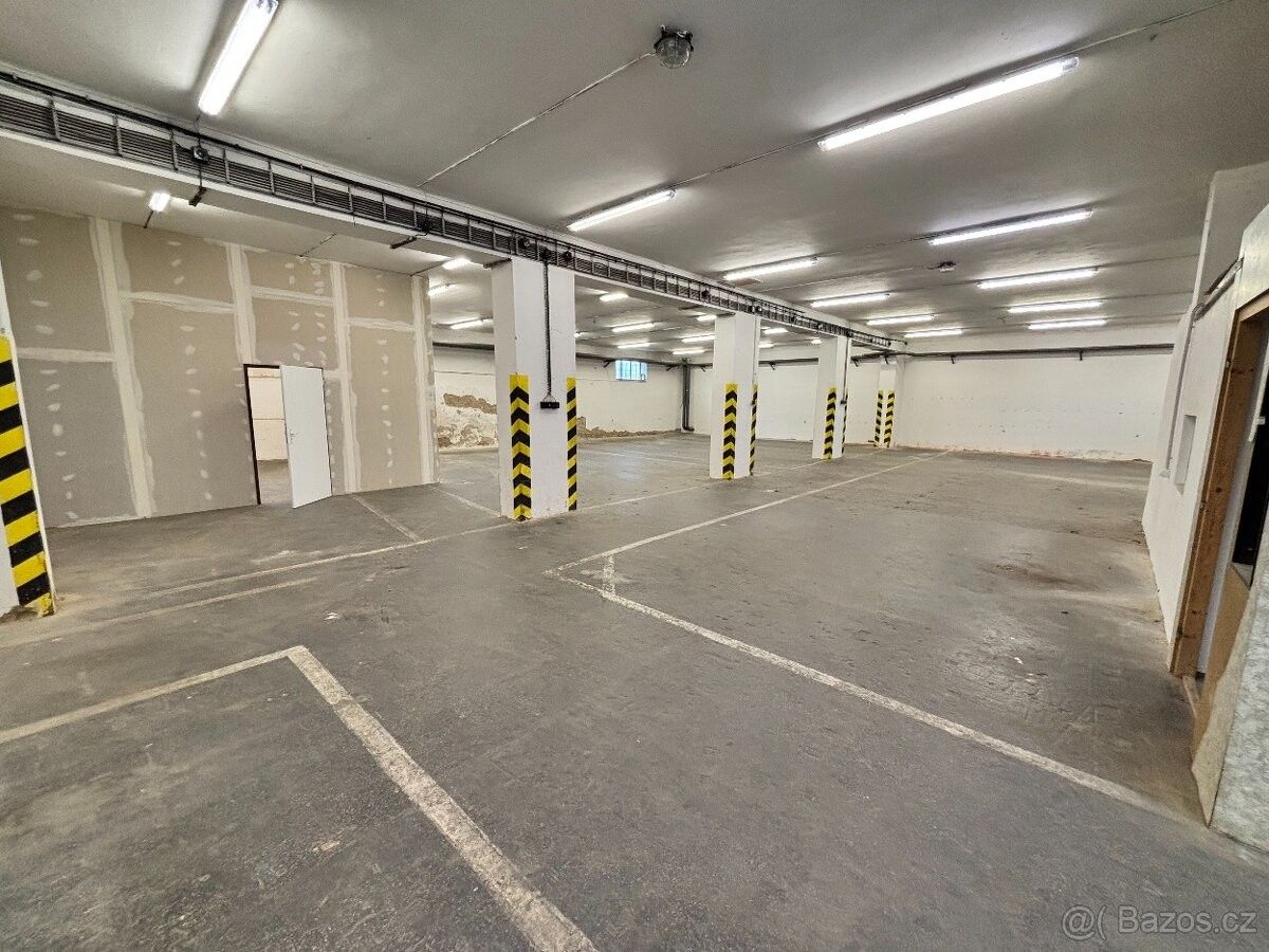 Sklady, Uherské Hradiště, 686 01, 390 m²