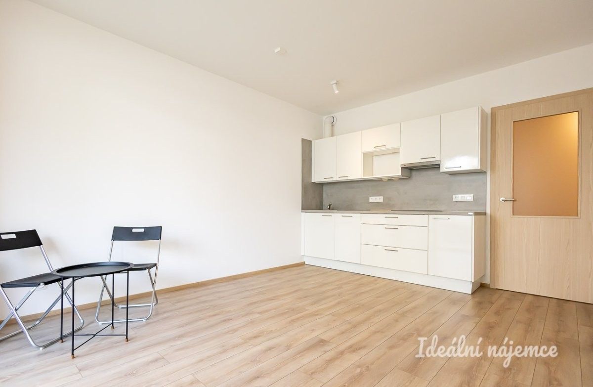 Byt 2+kk · 44 m² · Praha 11, Praha - 3