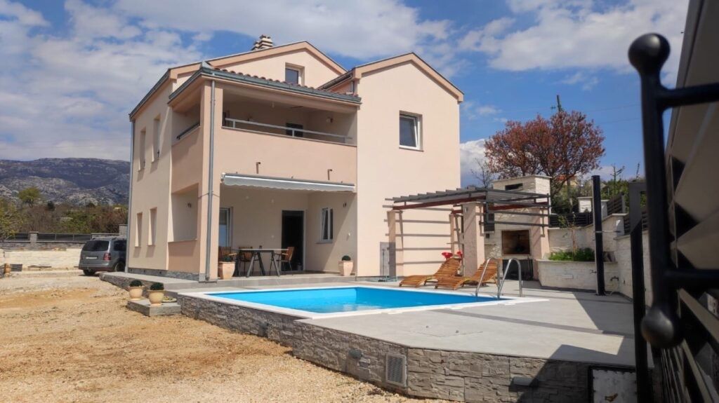 Rodinné domy, 987 65, Slovensko