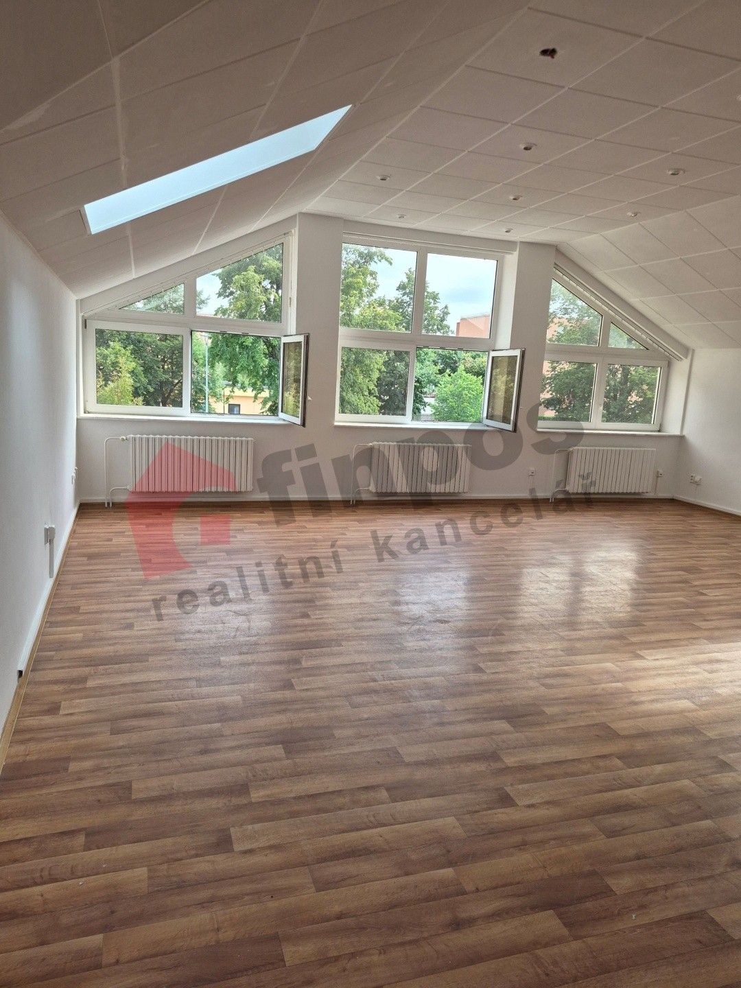 Obchodní prostory, Ringhofferovo náměstí  , Kamenice, 100 m² - 1