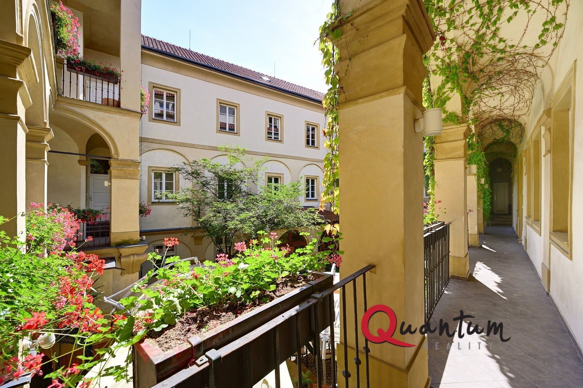 Pronájem kancelář - Loretánské náměstí, Praha, 26 m²