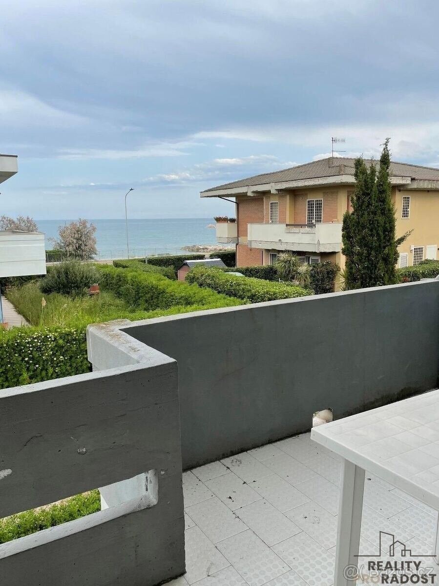 Byty, 987 66, Zahraničí