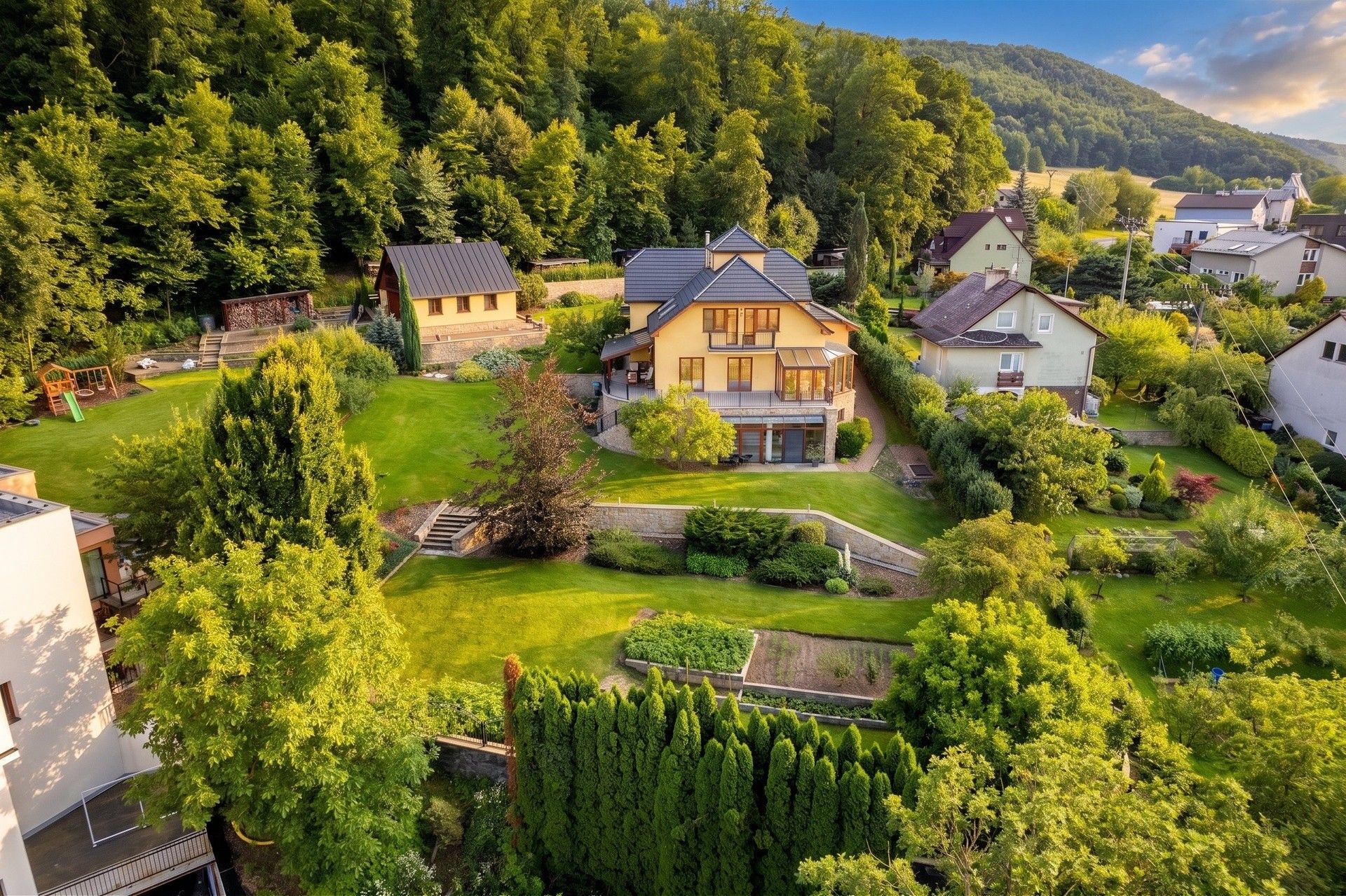 Vily, Pod Bílým kamenem, Hranice, 540 m² - 2