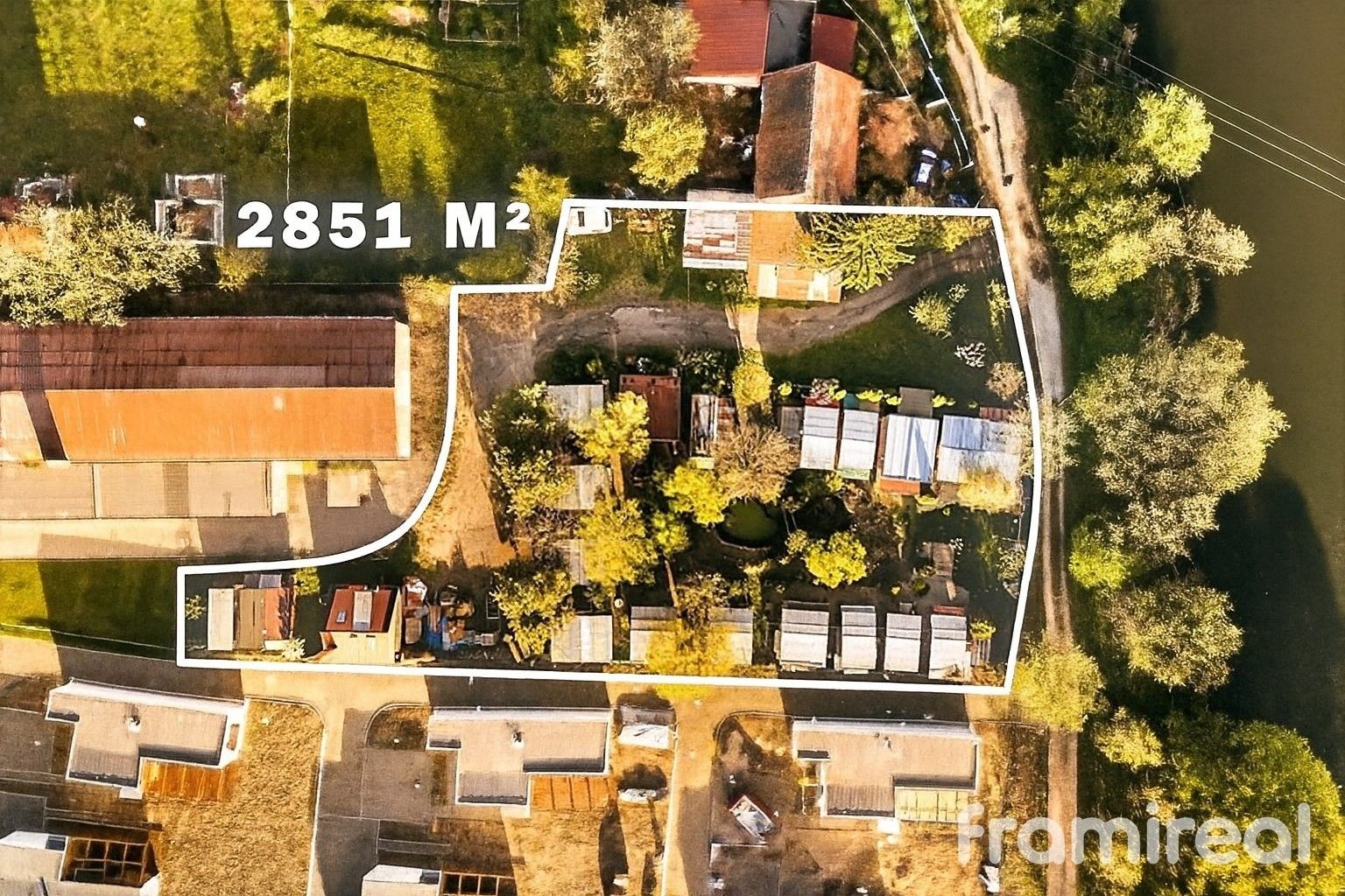 Prodej komerční pozemek - Strachotín