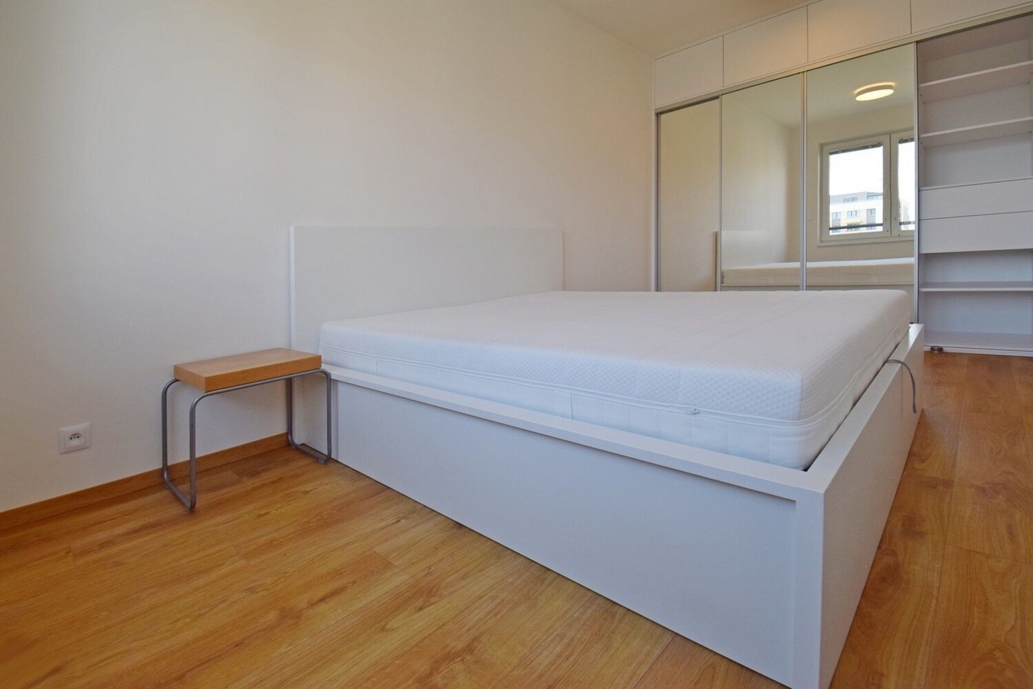 Byt 2+kk · 48 m² · K metru, Praha - 4