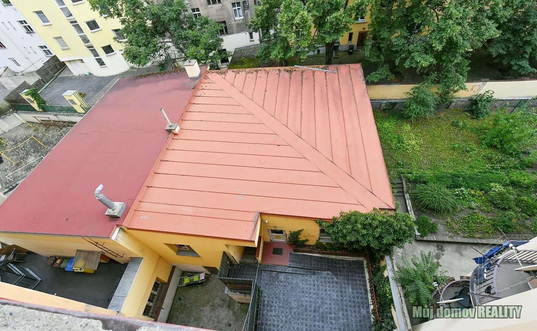 Obchodní prostory, náměstí Dr. Václava Holého, Praha, 300 m²