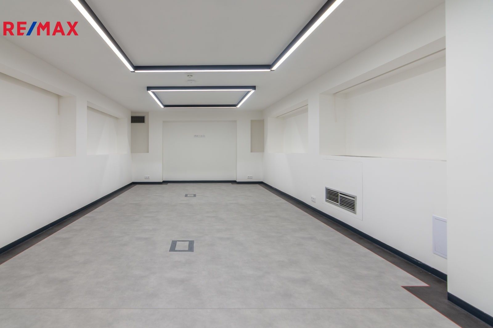 Pronájem obchodní prostory - Tusarova, Praha, 198 m²