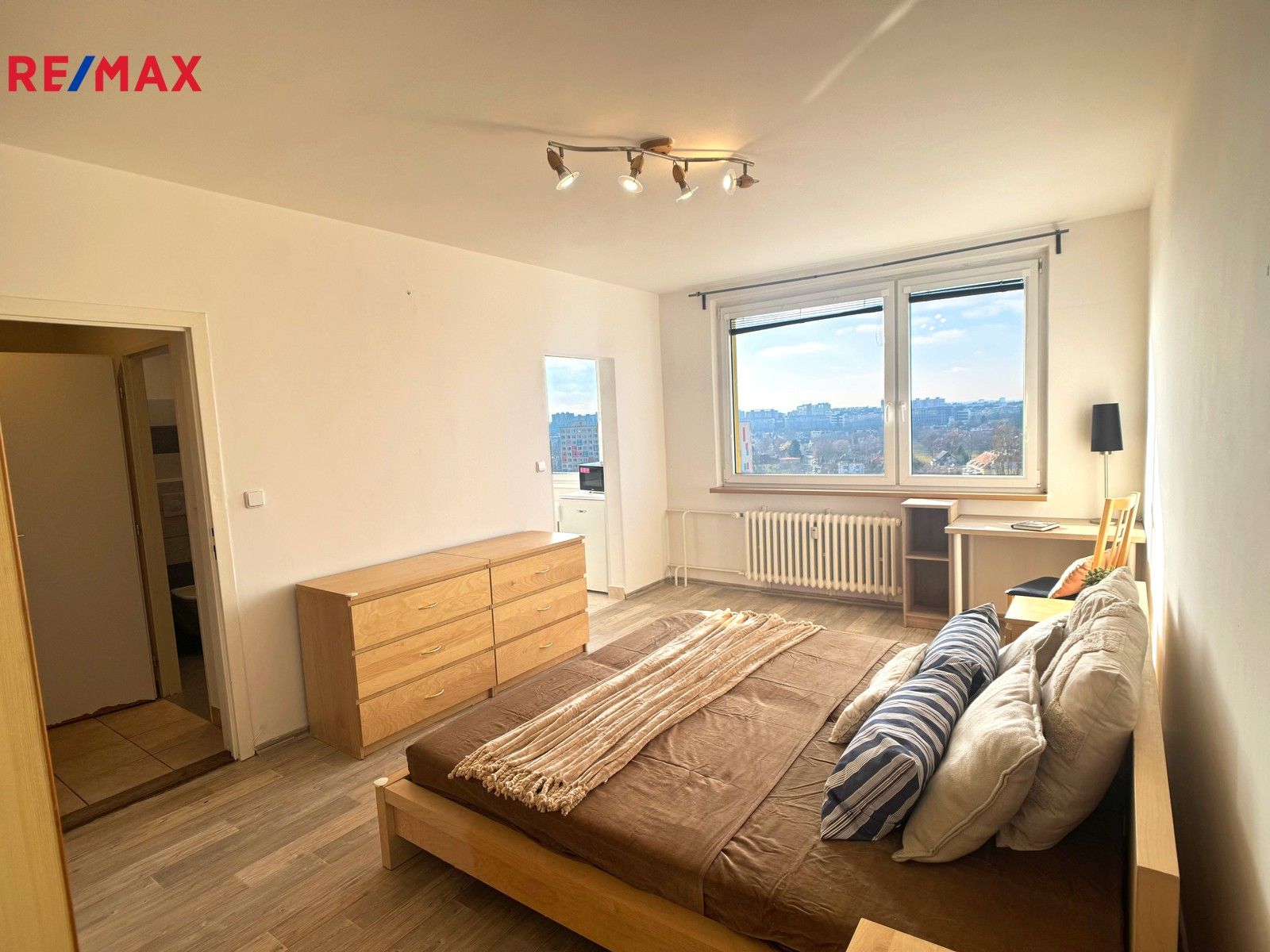 Pronájem byt 1+kk - Valentova 1737, Praha, 30 m²