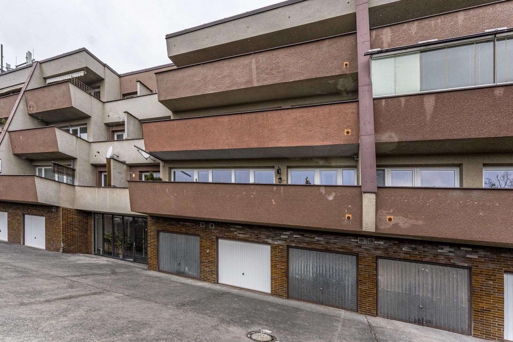 Pronájem garáž - Nad pískovnou, Praha, 15 m²