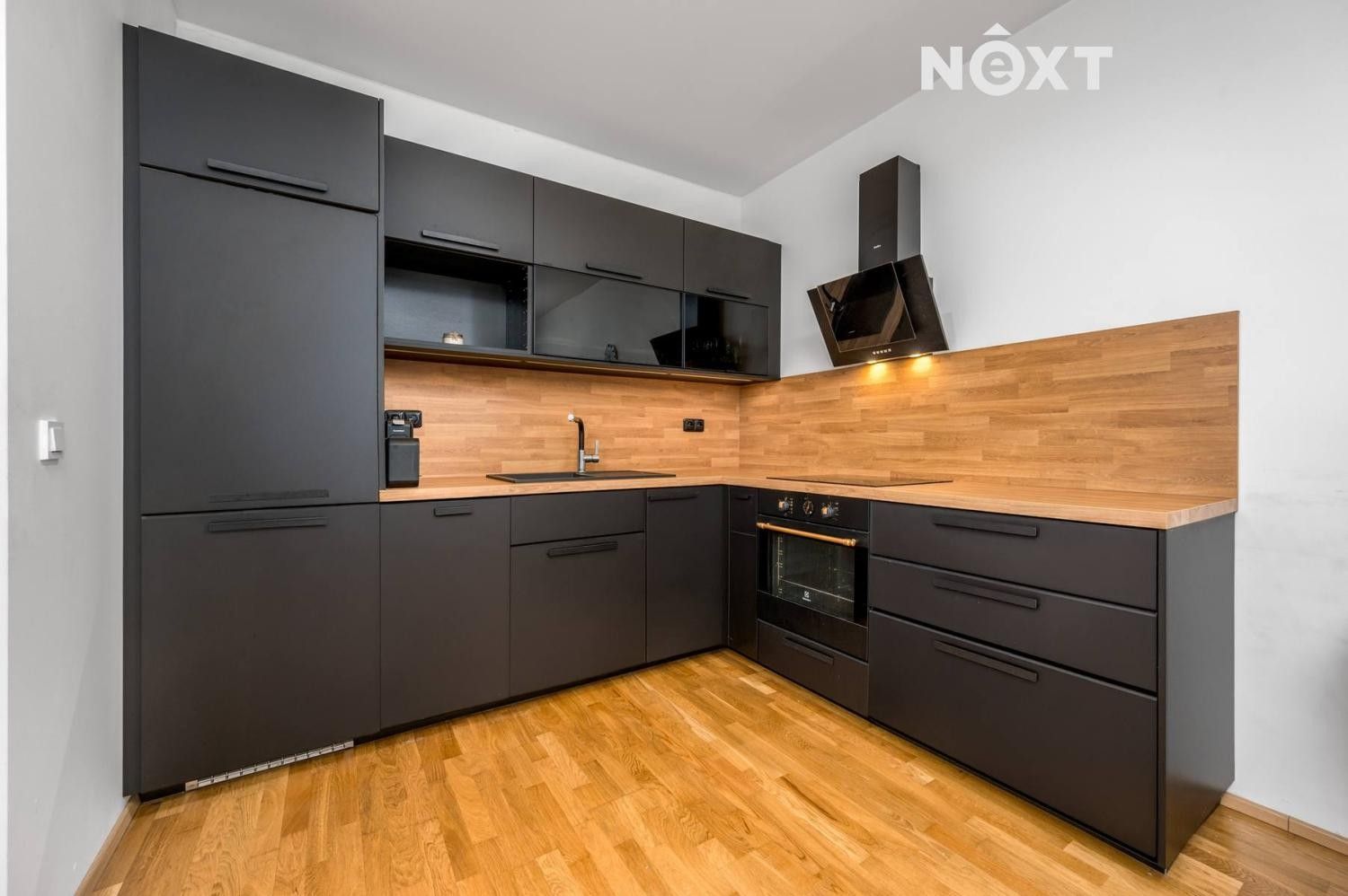 Pronájem byt 2+kk - Mezi vodami, Praha, 70 m²