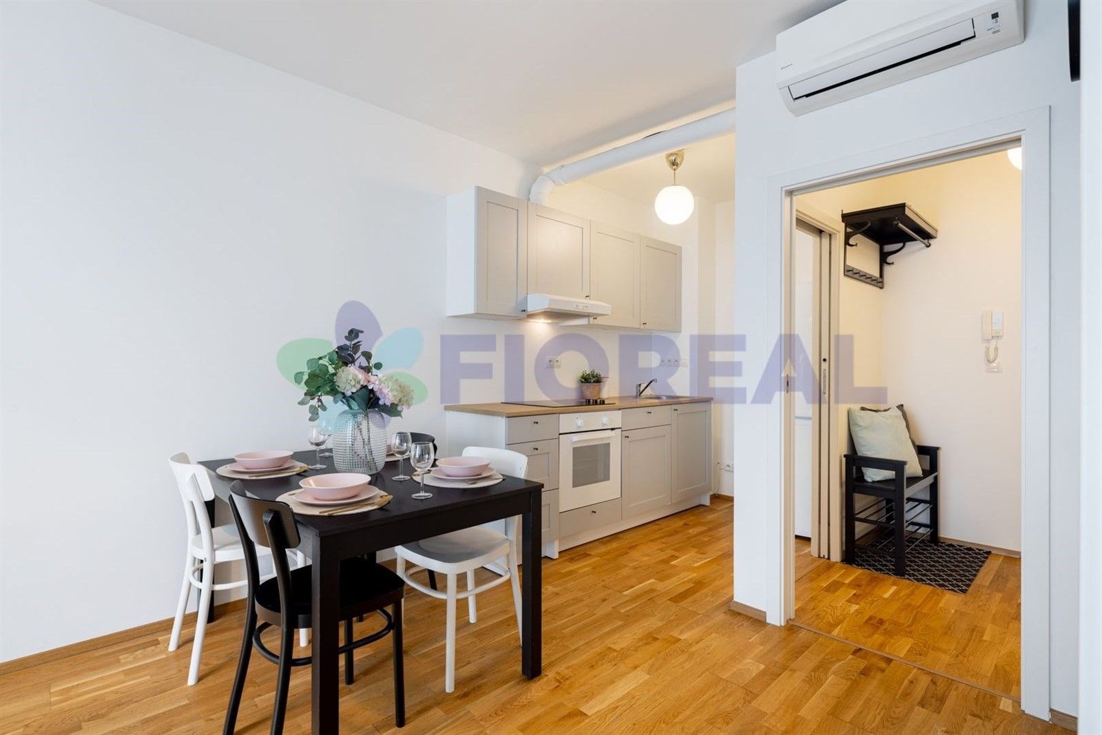 Pronájem byt 2+kk - Hartigova, Praha, 45 m²