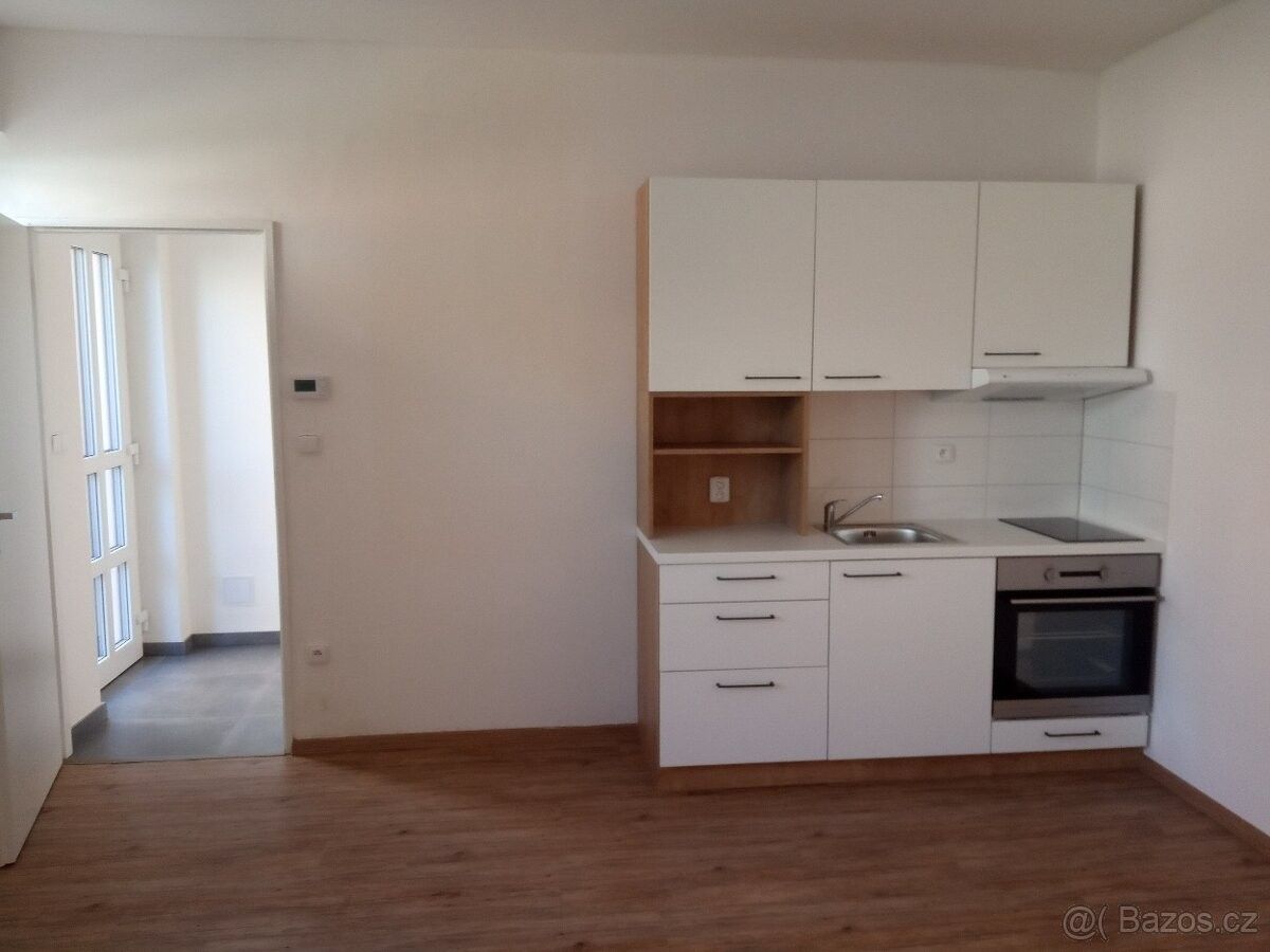 Pronájem byt 1+kk - Uherský Brod, 688 01, 28 m²