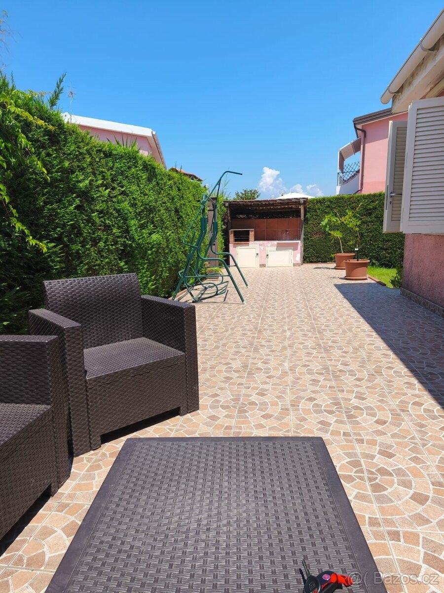 Rodinné domy, 987 66, Zahraničí