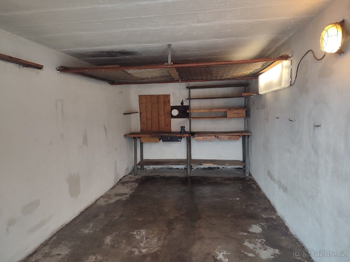 Garáže, Hradec Králové, 500 11