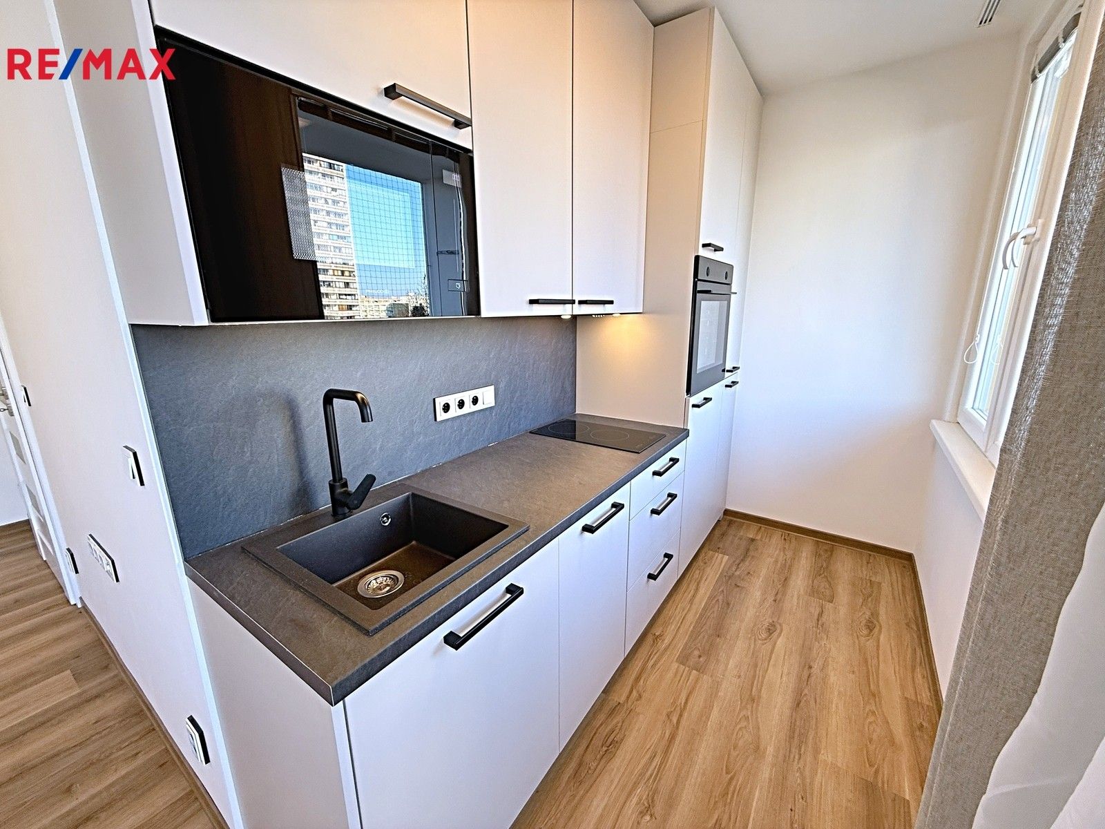 Pronájem byt 1+kk - Družby, Pardubice, 30 m²