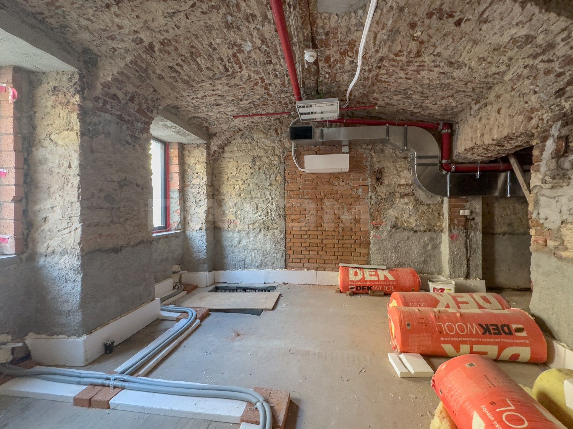 Pronájem obchodní prostory - Thámova, Praha, 108 m²