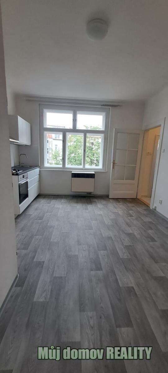 Pronájem byt 1+kk - Jaurisova, Praha, 32 m² - 2