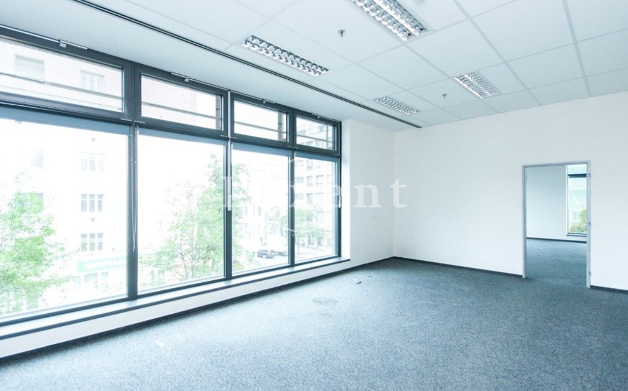 Pronájem kancelář - U průhonu, Praha, 241 m²