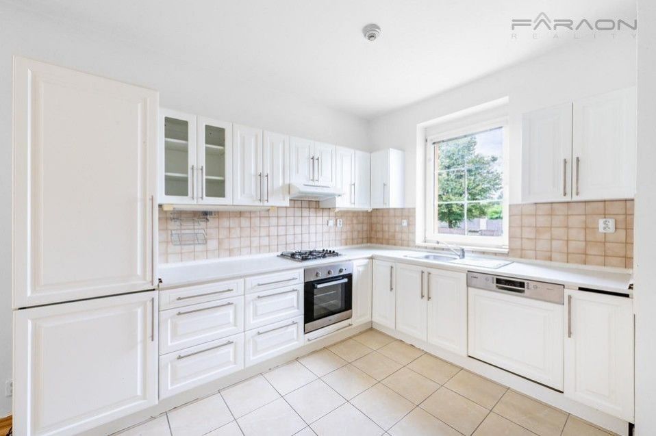 Pronájem rodinný dům - Průhonice, 400 m²