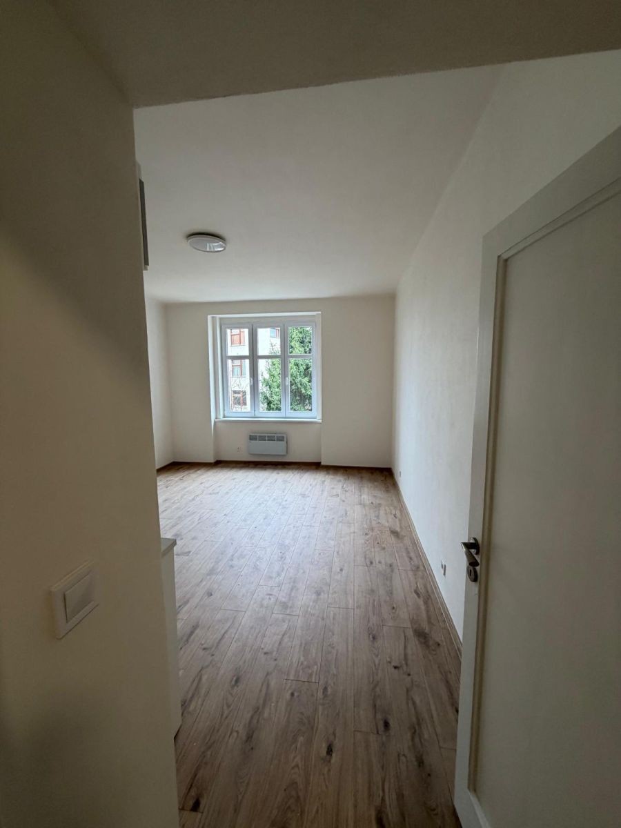 Pronájem byt 2+kk - 28. pluku, Praha - Vršovice, 54 m² - 2