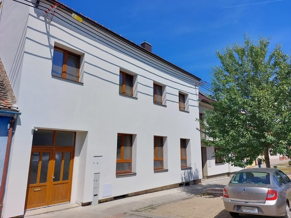 Byty, Strážnice, 696 62