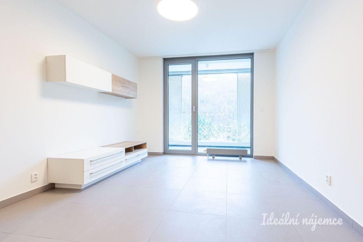 Pronájem byt 1+kk - Hlaváčkova, Praha, 33 m²