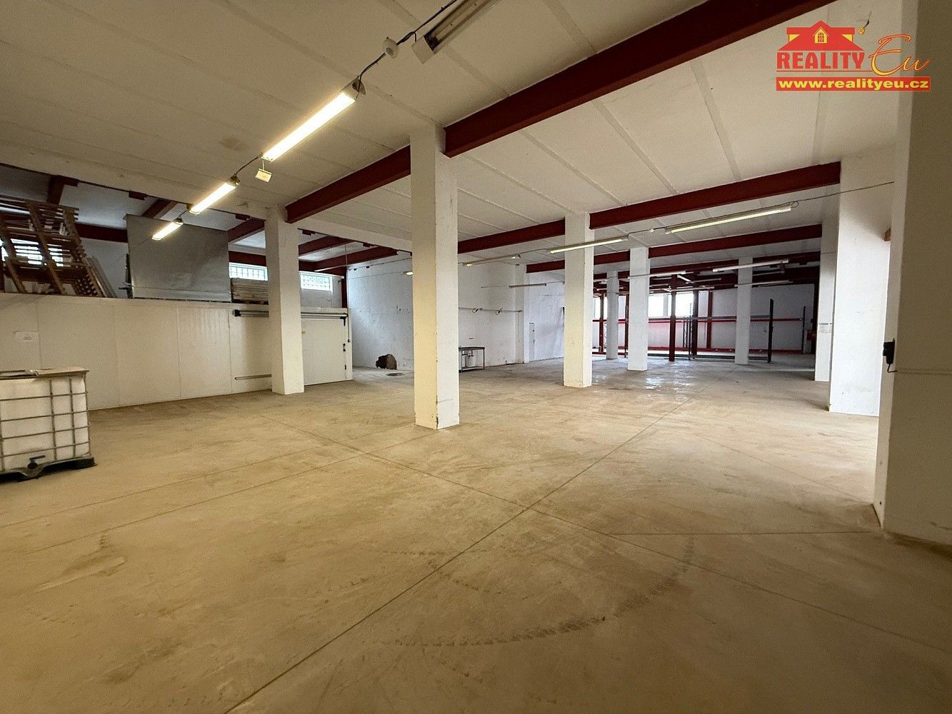 Sklad, 850 m²