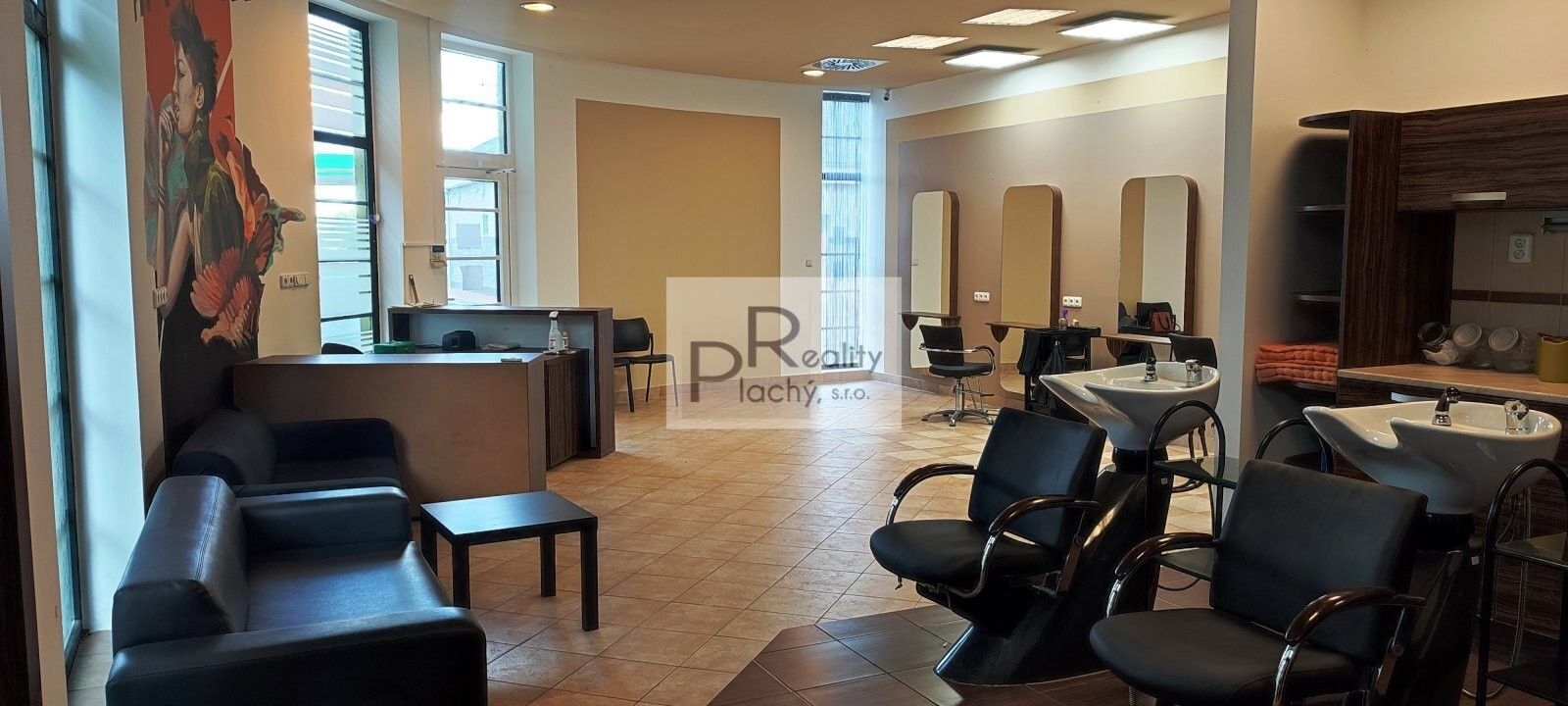 Pronájem obchodní prostory - Hevlín, 158 m²