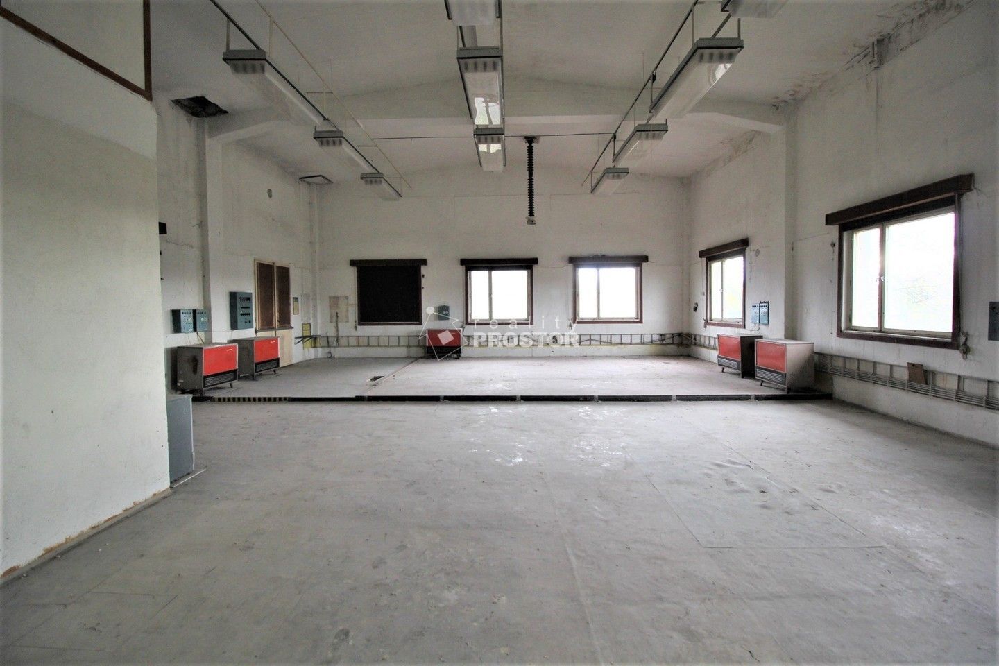 Sklady, K Desítce, Nučice, 400 m²