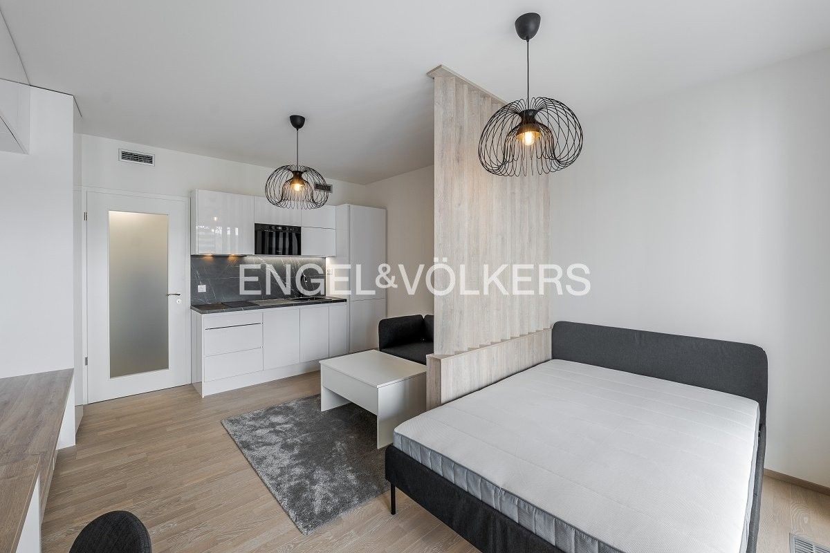 Pronájem byt 1+kk - Mezi vodami, Praha, 32 m²