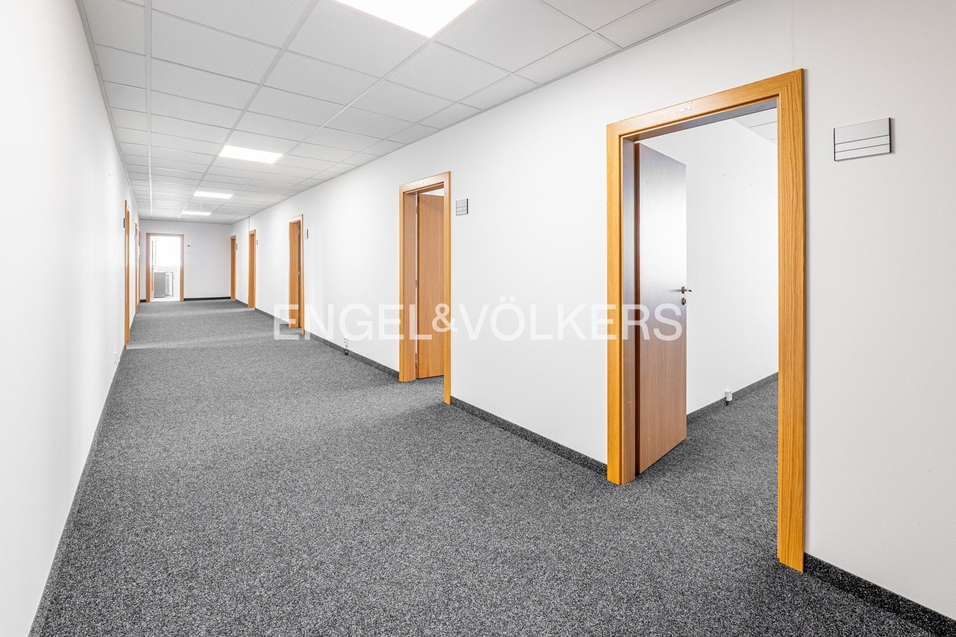 Pronájem kancelář - Bezová, Praha, 75 m²