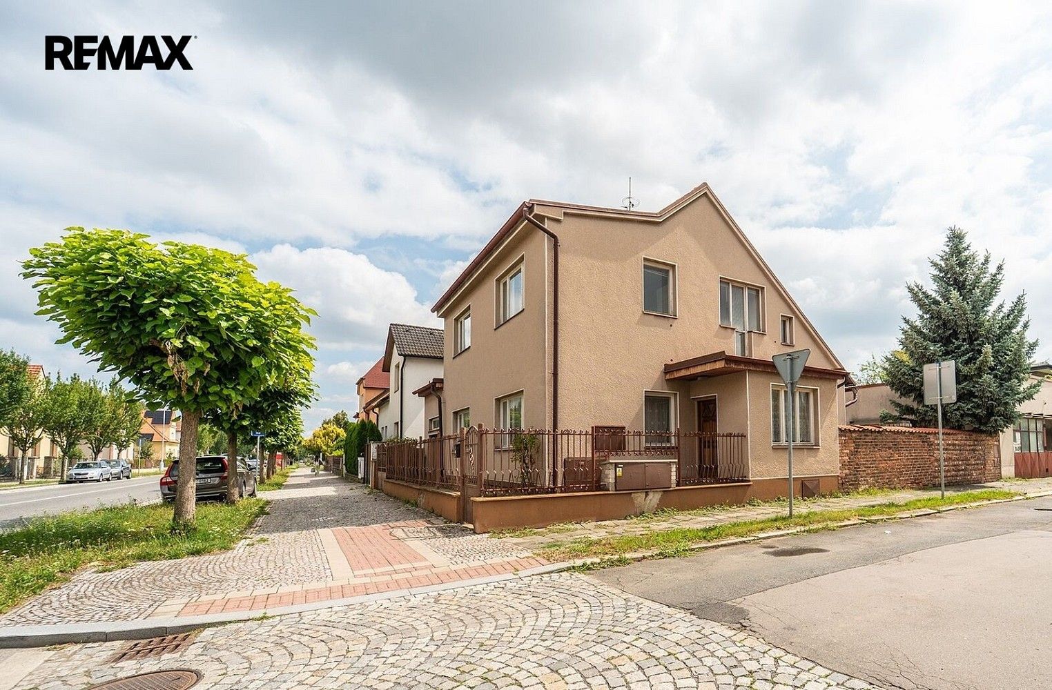 Rodinné domy, Pečky, okres Kolín, Středočeský kraj, 294 m² - 1