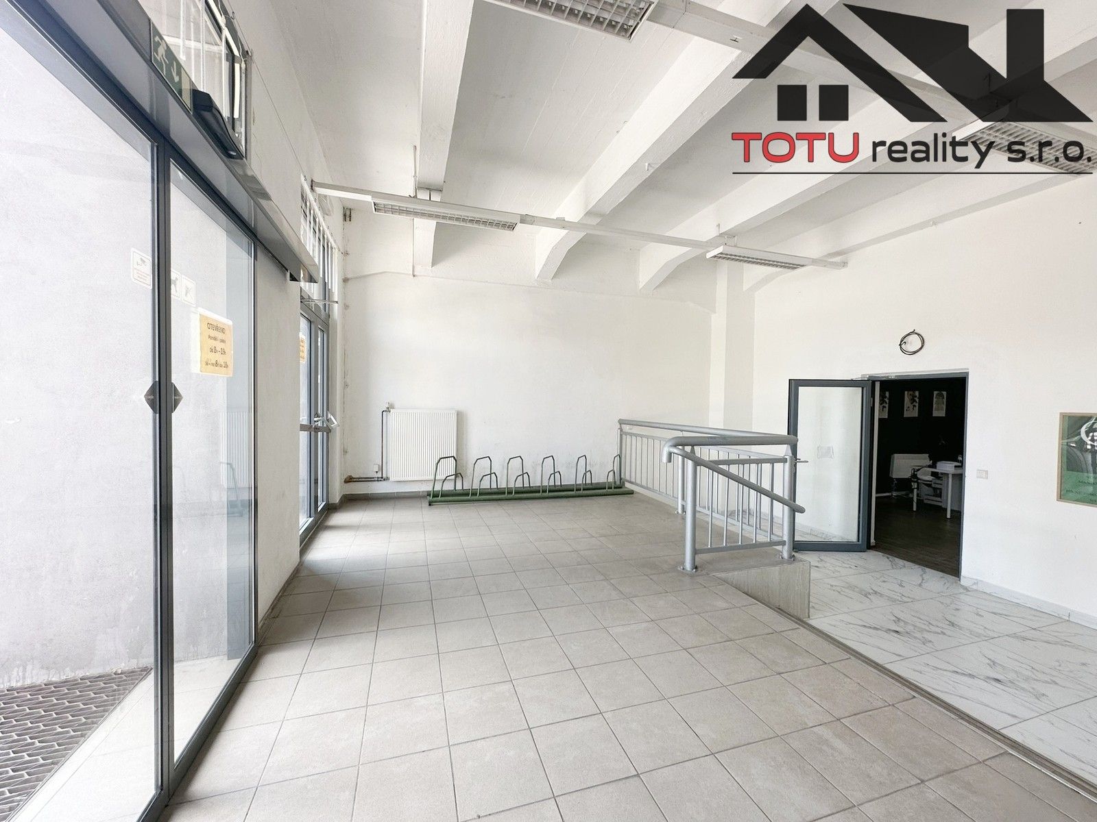 Pronájem obchodní prostory - Husova, Jaroměř, 3 m²