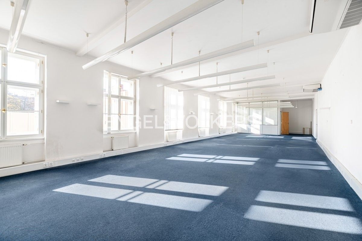 Pronájem kancelář - Viktora Huga, Praha, 269 m²