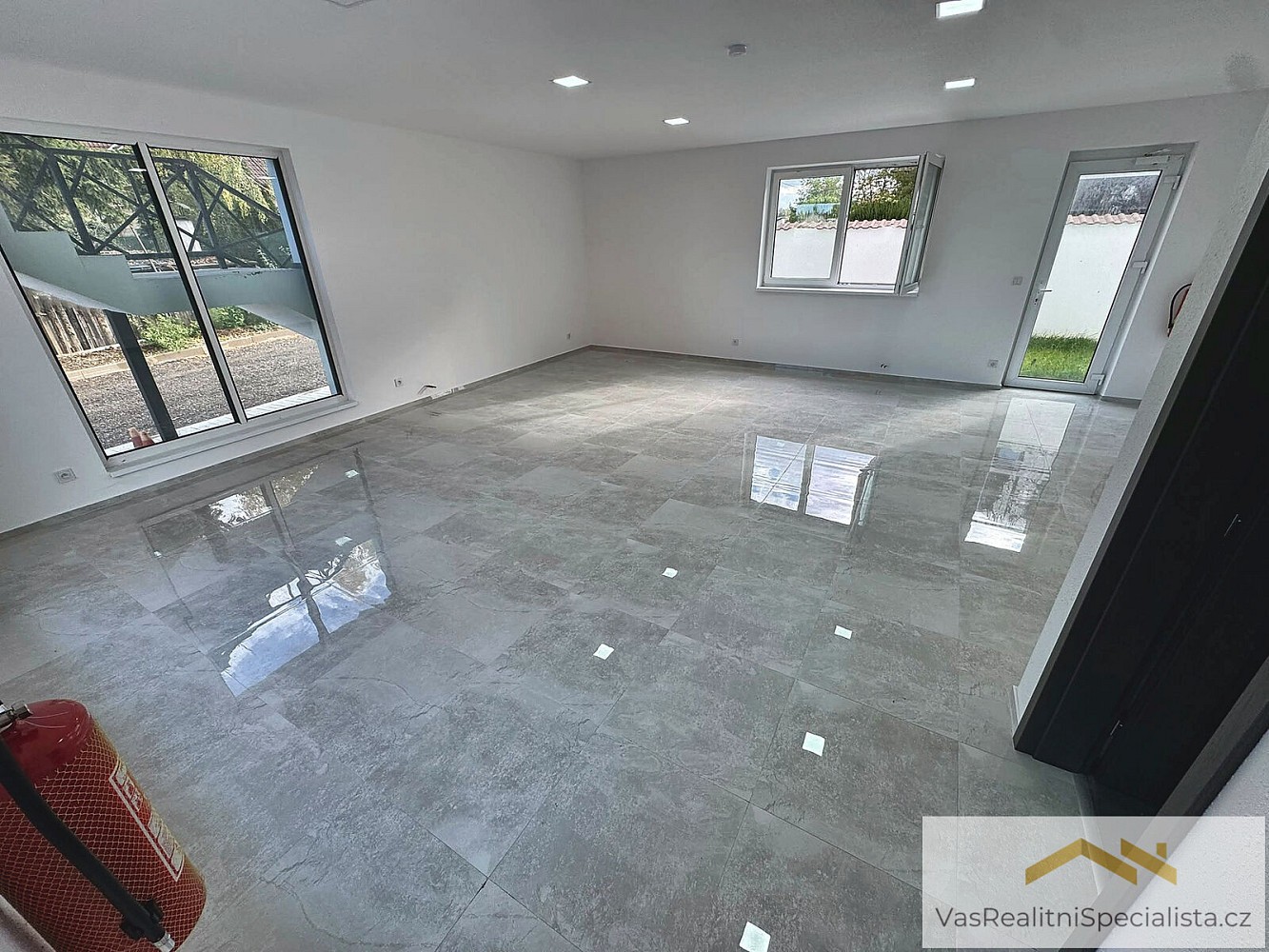Pronájem obchodní prostory - Do Podkovy, Mukařov, okres Praha-východ, 56 m² - 1